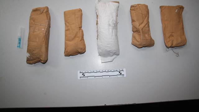 Detalji o drugoj muli uhićenoj s drogom na aerodromu: Brazilka   ušila 5 paketa kokaina u odjeći