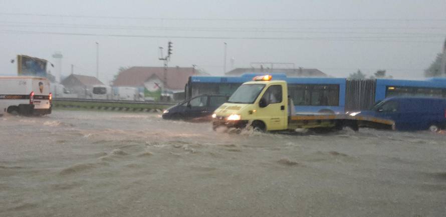 Ulice i podvožnjaci pod vodom: Zagreb pogodilo jako nevrijeme