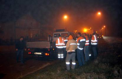 Policija pred kućom Duspare: Radnici je blokirali kamionima