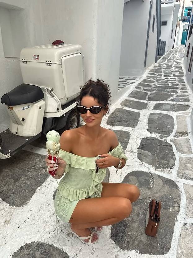 FOTO Fatalna brineta zapalila internet! U izazovnom izdanju otkrila je svoju 'malu tajnu'