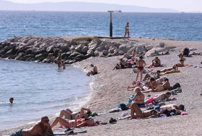 Ma kakva jesen?! Drugi je dan listopada, a plaže u Dubrovniku i Splitu nakrcane su kupačima