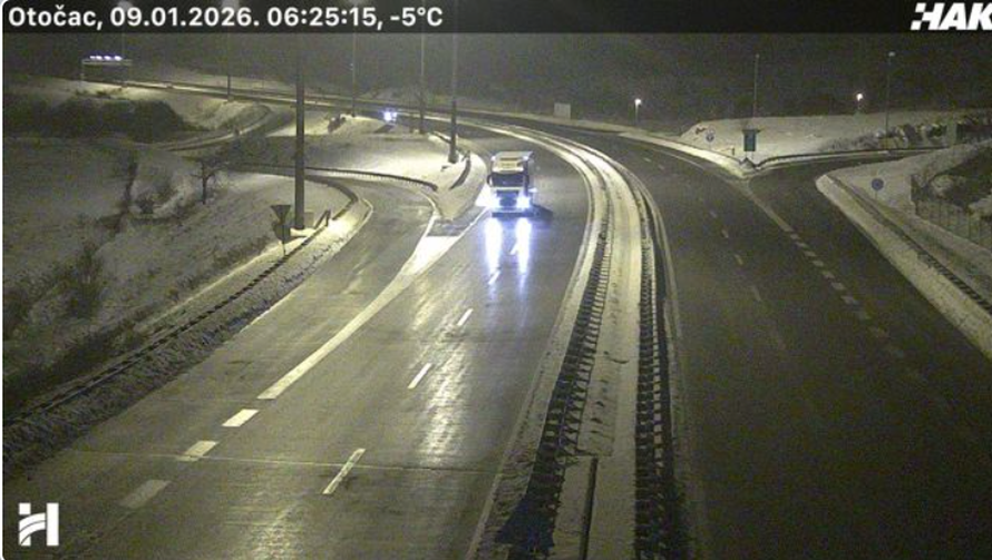 Zaledio vam se auto? Evo što niti slučajno ne smijete raditi