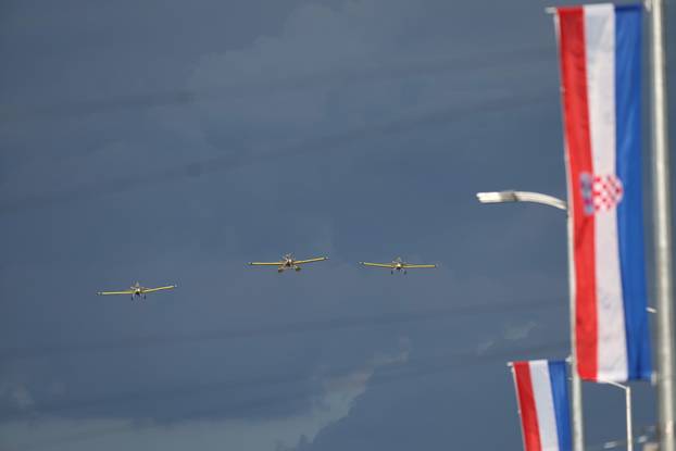Zagreb: Prelet helikoptera i zrakoplova  tijekom svečanog obilježavanja 30. obljetnice VRO Oluja