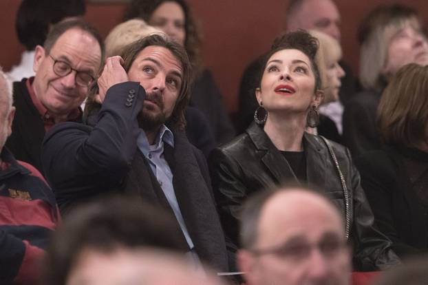Varaždin: Nasmijani Zrinka Cvitešić i Niko Kranjčar na premijeri predstave "Majka hrabrost i njezina djeca"