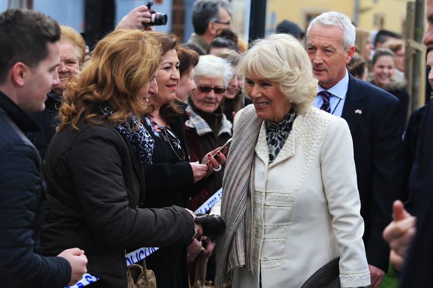 Charles i Camilla u Osijeku: Na trgu ih je dočekalo 2000 ljudi