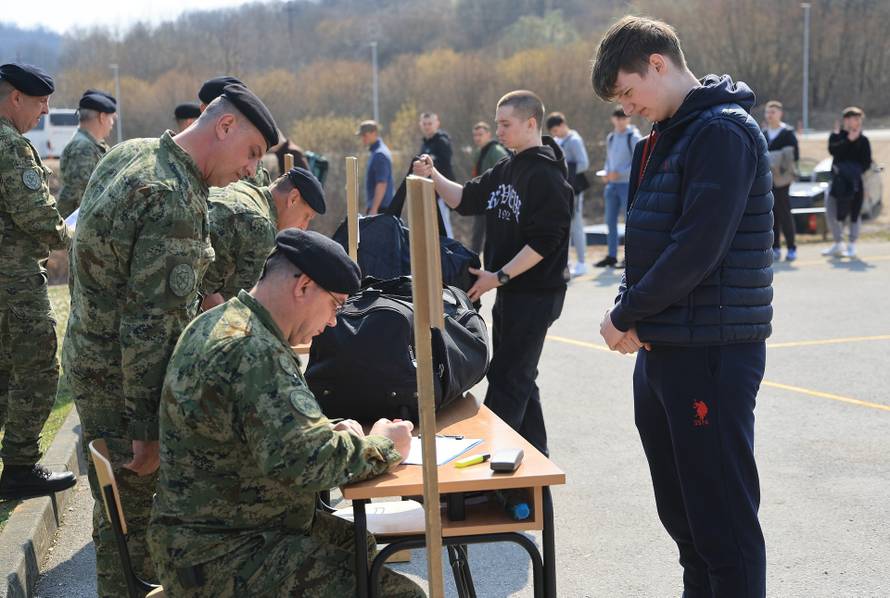 Ministar Anušić i general Kundid na prvom danu TVO-a na Slunju