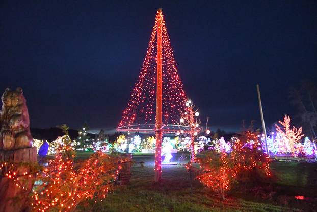 Magično Božićno blagdansko imanje obitelji Salaj zabljesnulo je u punom sajaju