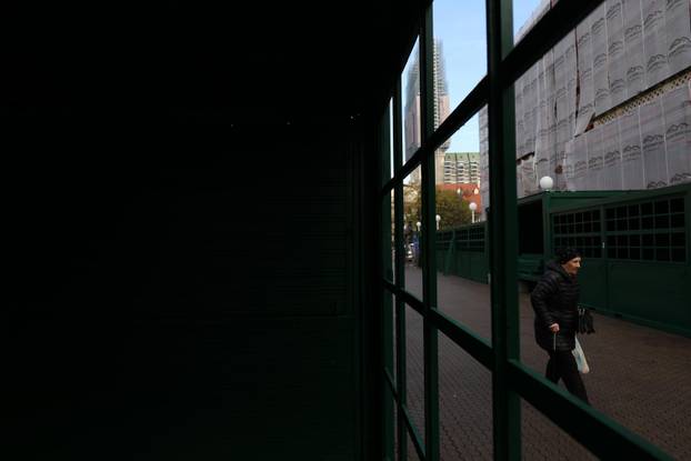 Zagreb: Postavljanje adventskih kućica na Trgu bana Josipa Jelačića