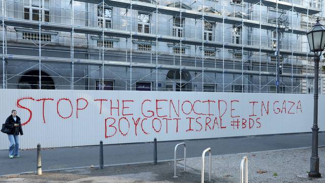 Zagreb: Na Zrinjevcu grafit "Stop the genocide in Gaza"