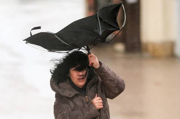 Zagreb: Građni u borbi s vjetrom letili kišobrani 