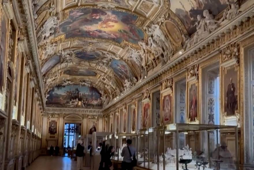 Ovo je neprocjenjivi nakit ukraden iz Louvrea! Smaragdi, safiri i broš s 2438 dijamanata