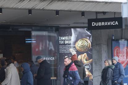 FOTO Velike gužve kod dućana i pekarnice na kolodvoru u Zagrebu: 'Red je cijelom ulicom'