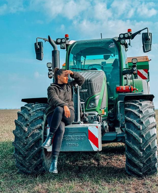 FOTO Vruća farmerica: Vozim traktor i radim teške poslove, ali uvijek u top kombinacijama