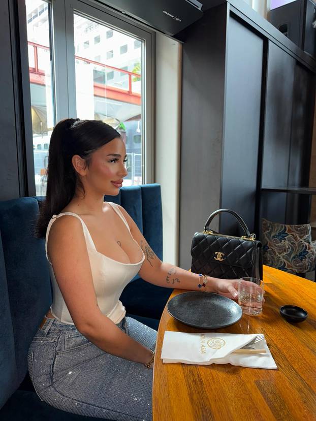 FOTO Zbog supruga je prešla na islam, a optužili su ju da zbog njene 'magije' on ne igra za BiH