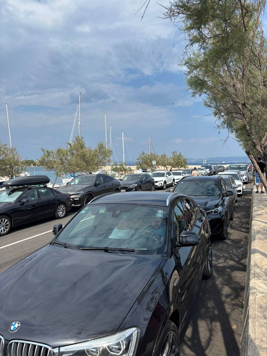 FOTO Gužve na autocestama: Kod Bosiljeva kolona od pet km