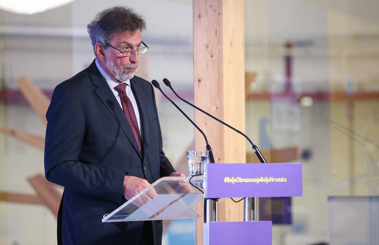 Pobuna profesora: Skandalozna odluka, nema argumenta da se smanjuje satnica informatike