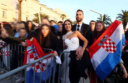 Odvest ću te na vjenčanje... na Rivu: Za svadbene fotke pozirali s tisućama navijača u Splitu