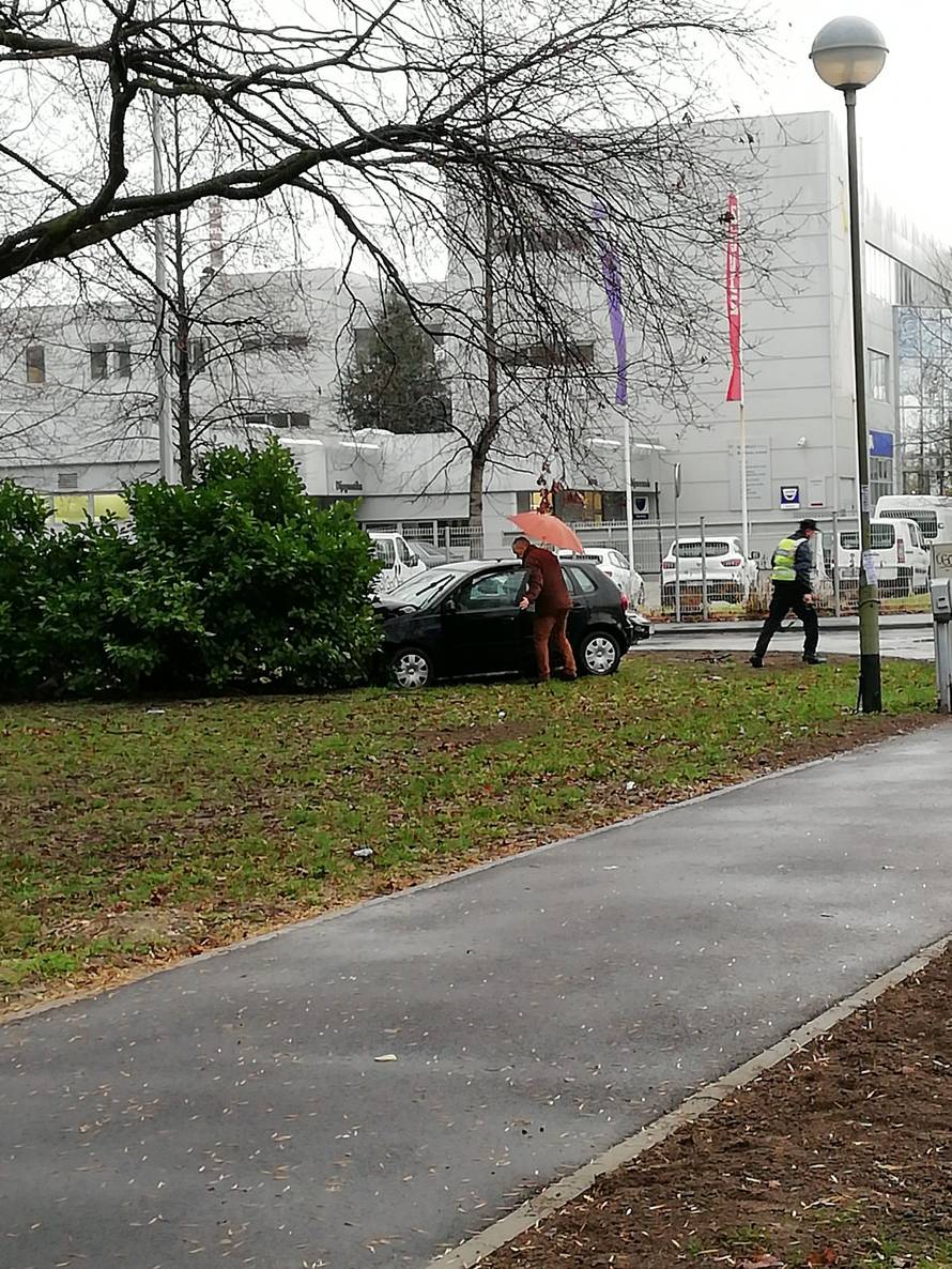 Zbog kiše kaos na cesti: Sudar dva auta, čovjek lakše ozlijeđen
