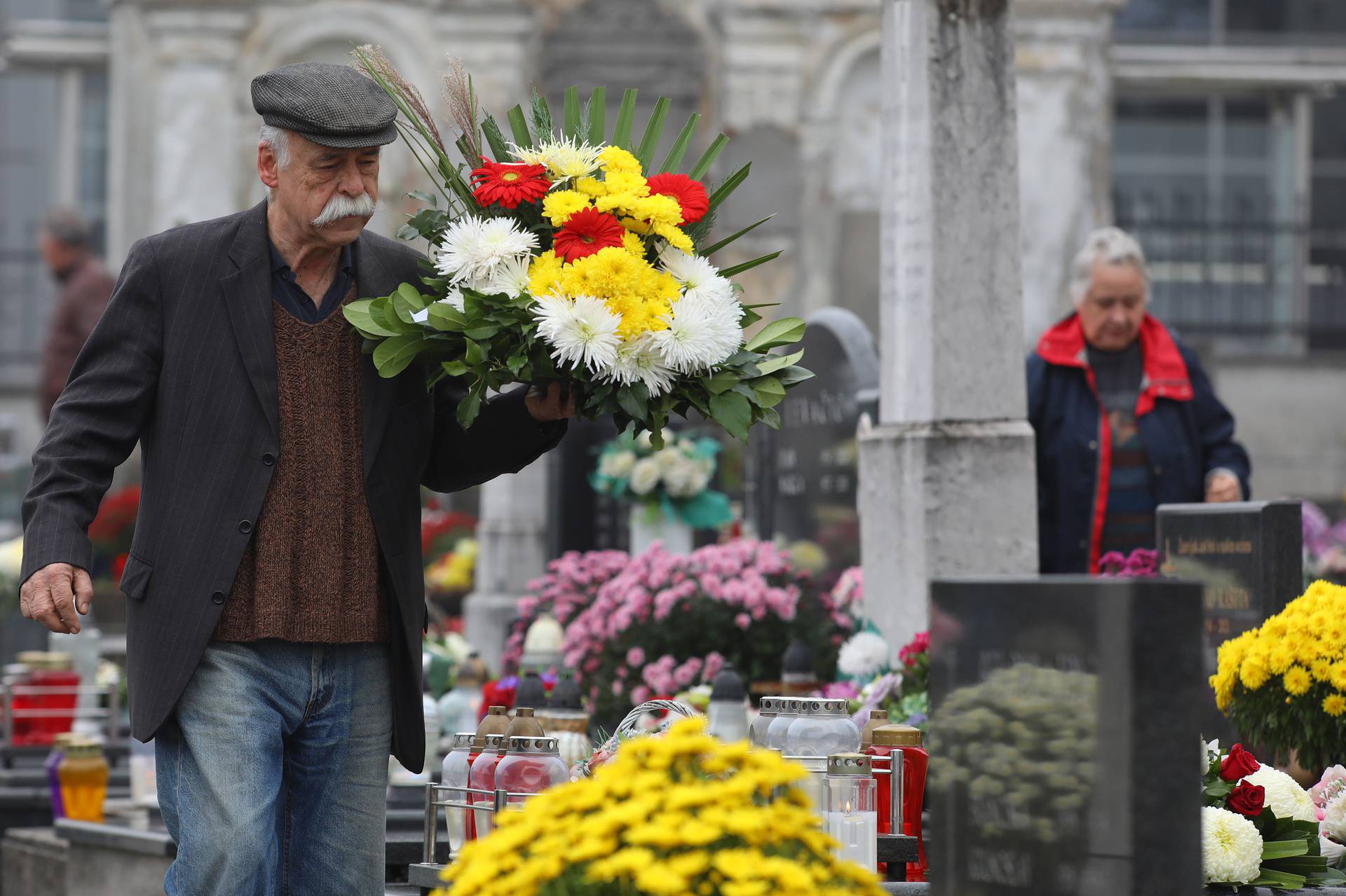 Karlovac: Brojni gra?ani na blagdan Svih vvetih obilaze grobove