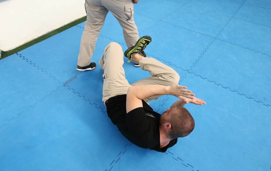 Naučite se spasiti od napada palicom, nožem i pištoljem!