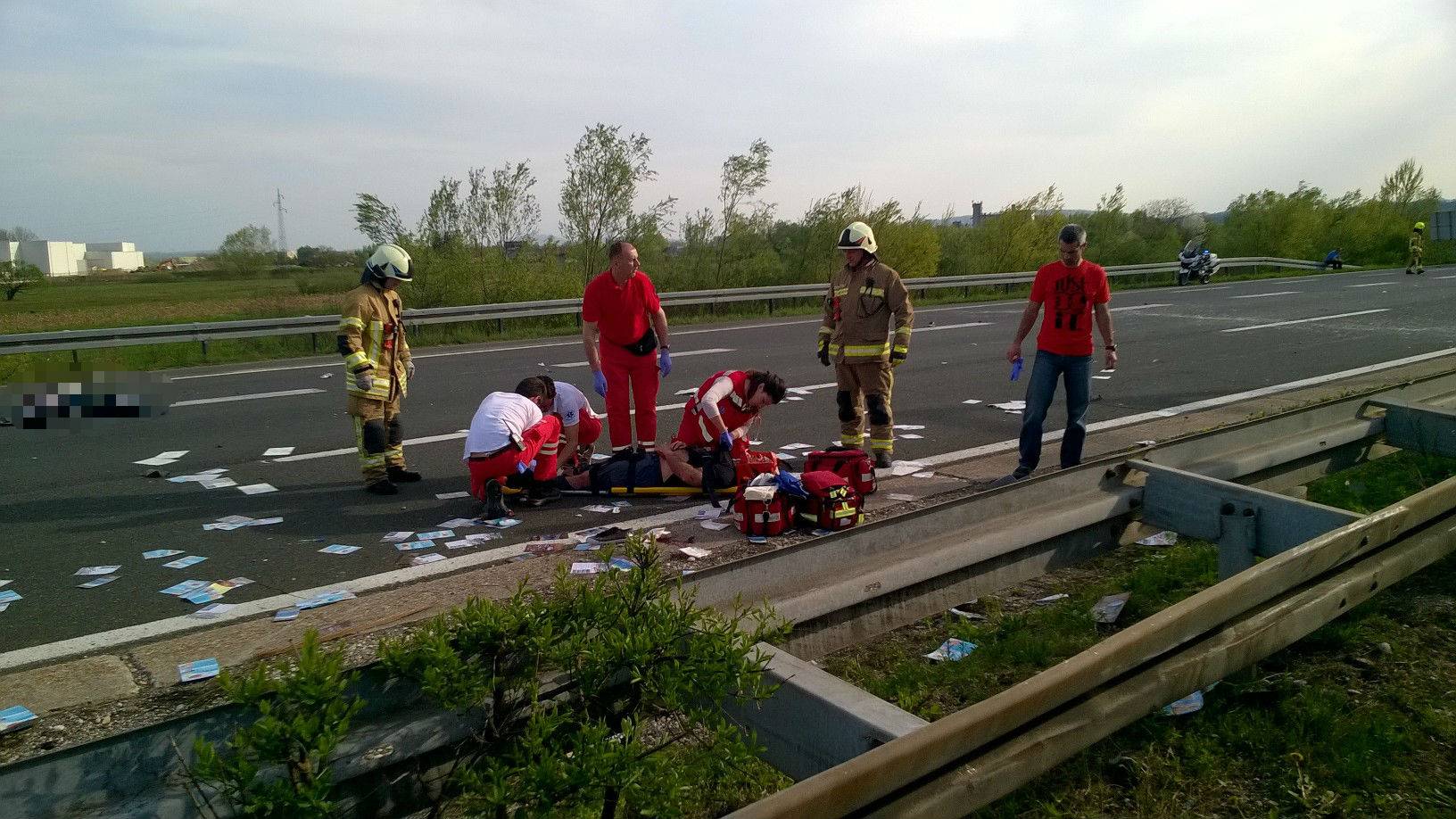 Teška nesreća: Mazda se zabila u stup pa više puta okrenula