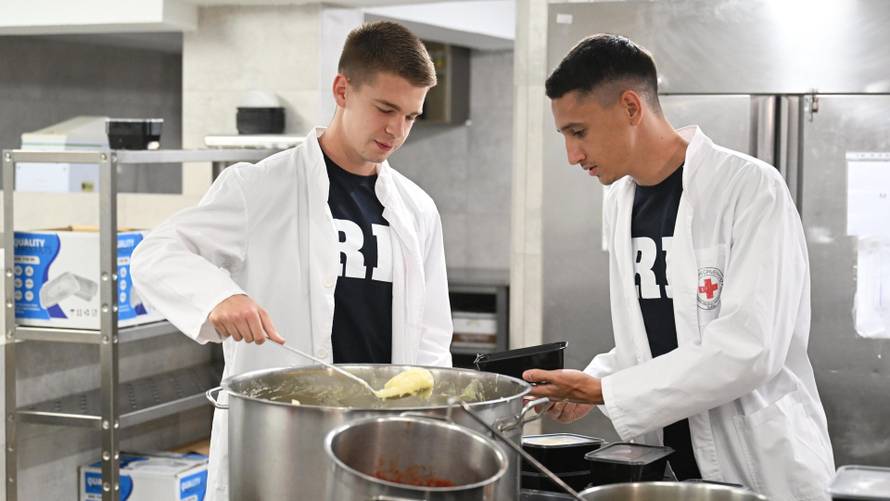 Đalović i igrači Rijeke kuhali za korisnike pučke kuhinje: 'Sjajan je osjećaj pomoći ovim ljudima'