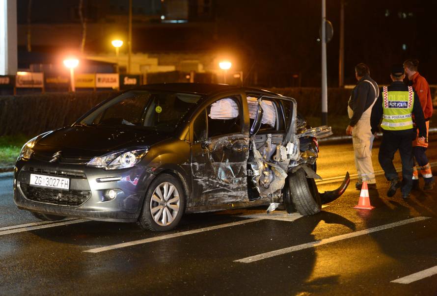 Troje ozlijeđenih u sudaru auta i autobusa, promet je otežan...