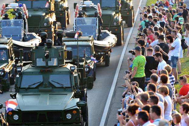 ARHIVA - Na današnji dan 2015. u Zagrebu održan veliki vojni mimohod