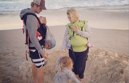 Obiteljska idila na plaži: Chris dijeli nježne trenutke s djecom
