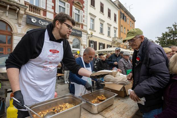 Pula:  500 besplatnih porcija “Lovačkog doručka” podjeljeno na slast prisutnim puljanima