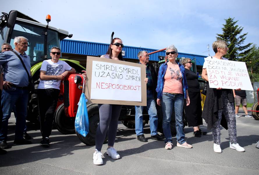 Zagreb: Građani traktorima blokirali ulaz na odlagalište otpada Jakuševec 