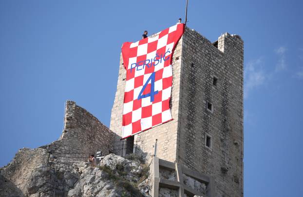 Omiš: Na tvrđavi Mirabela osvanuo divovski dres Ivana Perišića