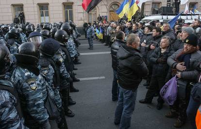Prosvjeduju tisuće Ukrajinaca; Premijer: Ovo je državni udar!