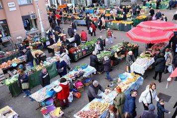 Zagreb: Topli i sun&ccaron;ani petak doveo veliki broj kupaca na standove Dolca Pod zidom i na Splavnici