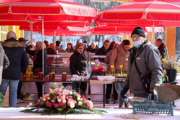 Zagreb: Gradonačelnik Tomislav Tomašević i Luka Korlaet otvorili rekonstruiranu i dograđenu tržnicu Vrapče