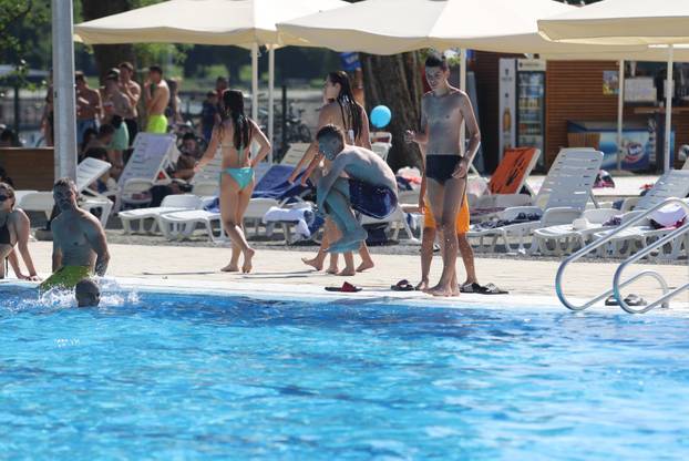 24 SATA: Kupaći uživaju na obnovljenim bazenima Copacabana