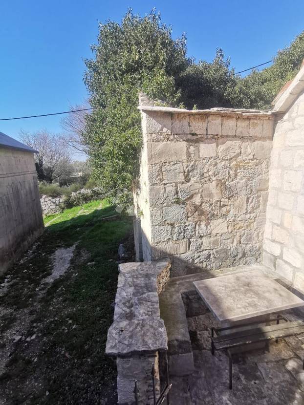 FOTO Pogledajte kućicu od 16m2 koju prodaju u Dalmaciji, ima i mini kuhinju. Cijena iznenadila!