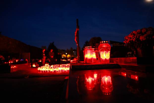 Zagreb: Trepet svijeća u sumrak na groblju Stenjevec na blagdan Svih svetih