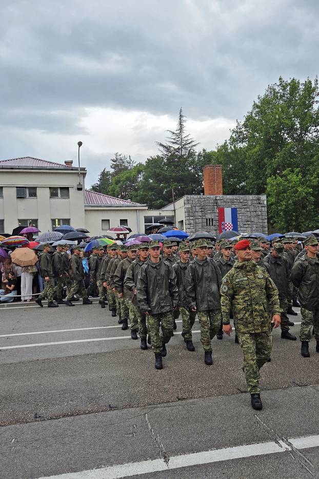 FOTO Suze i zagrljaji u Požegi: 900 novih ročnika položilo prisegu, među njima i 53 žene