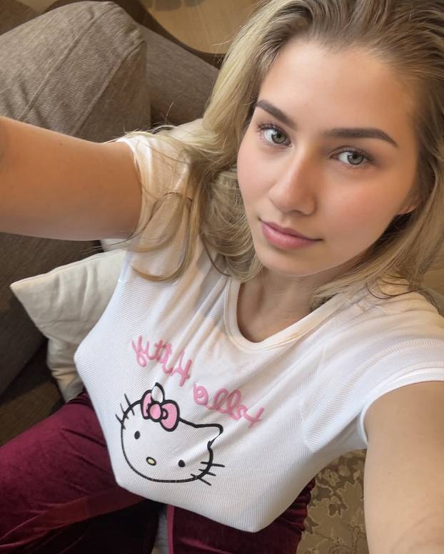 FOTO Kensley tvrdi da ima tri dojke: 'Da te vidim na prozoru, zaboravio bih hodati...'