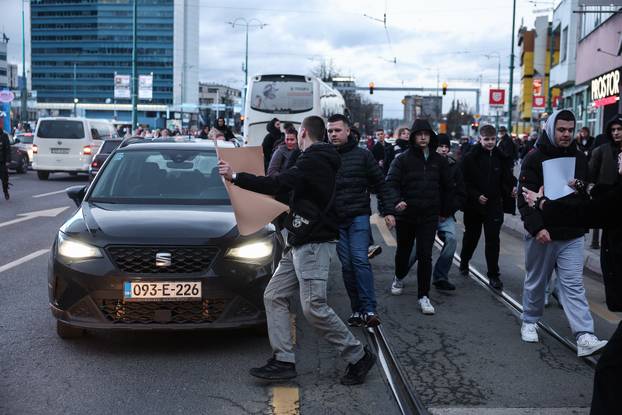 Sarajevo: Neki od vozača koji prolaze gradom zaustavljeni su i pridružili su se prosvjednicima