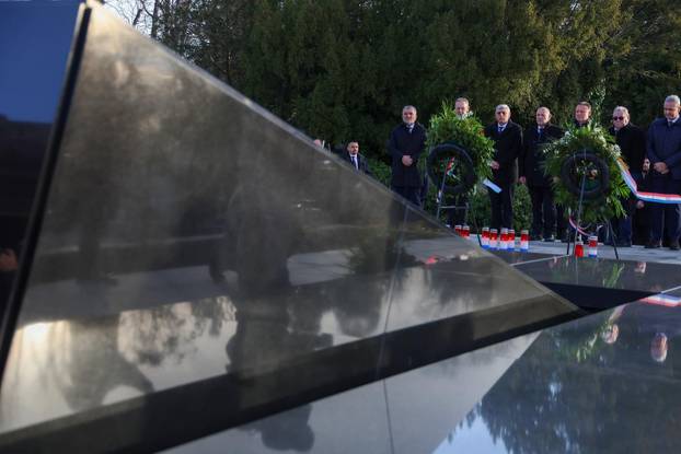 Zagreb: Izaslanstvo HDZ-a položilo cvijeće povodom 26. godišnjice smrti dr. Franje Tuđmana