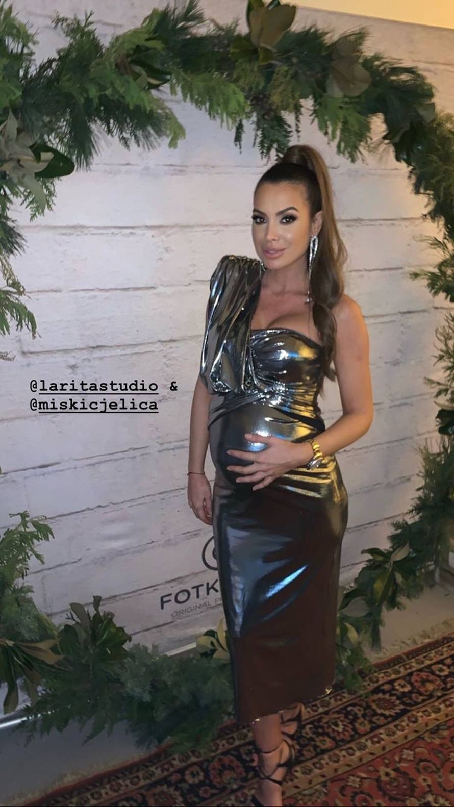 Iva Jerković u pripijenoj haljini naglasila trbuh: 'Kao poklon si'