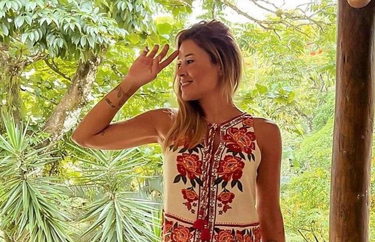 Mala majica i lagane hlače kao posveta popularnom stilu hipija