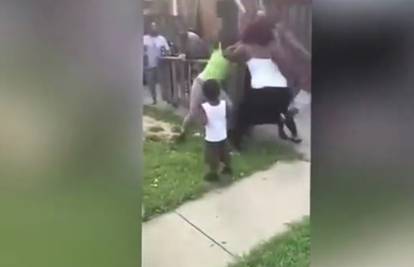 Šokantna snimka: Bacila dijete na pod kako bi se mogla tući