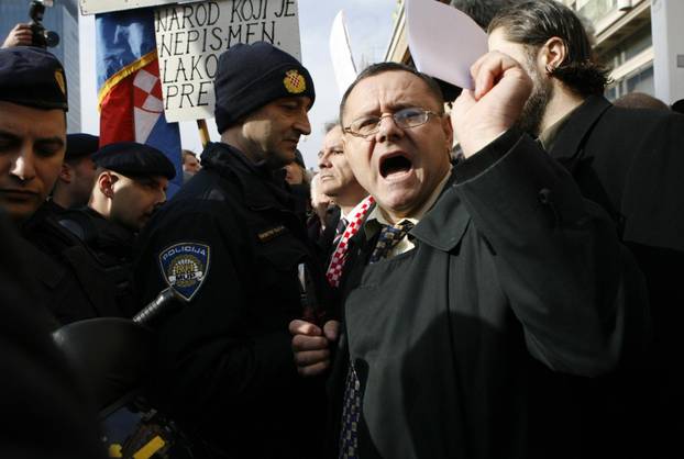 ARHIVA: Zagreb: Na prosvjedu protiv EU policija grubo privela nekolicinu prosvjednika