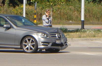 Pazi stup! Razbila je Mercedes na potpuno praznom parkingu