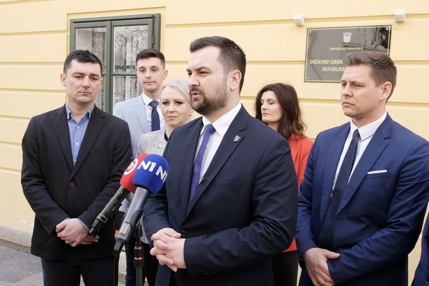 Zagreb: Armin Hodžić prvi predao kandidaturu za parlamentarne izbore