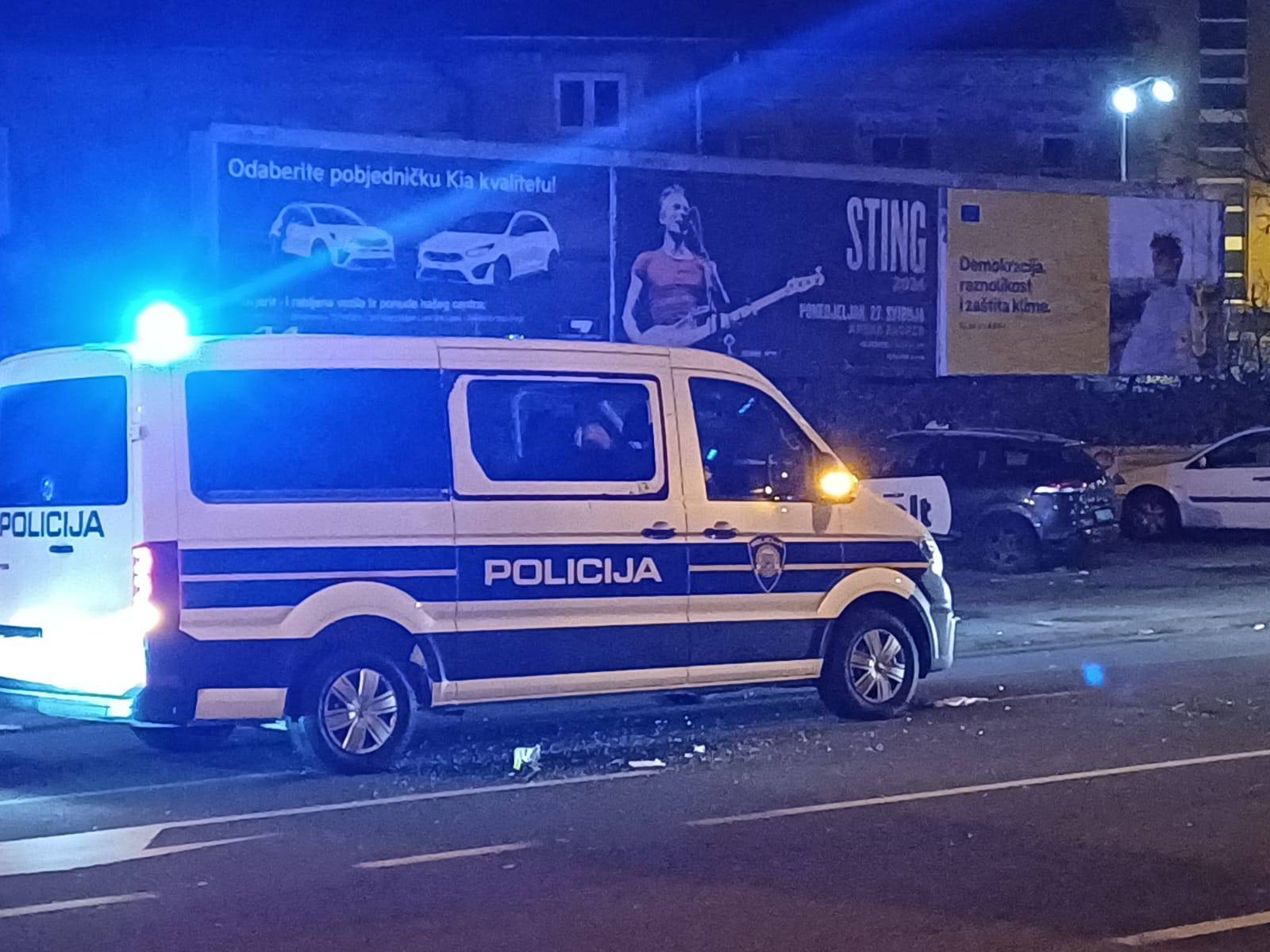 Uživo nakon sukoba navijača i policije u Zagrebu: Dio navijača završio na podu, dvojicu priveli