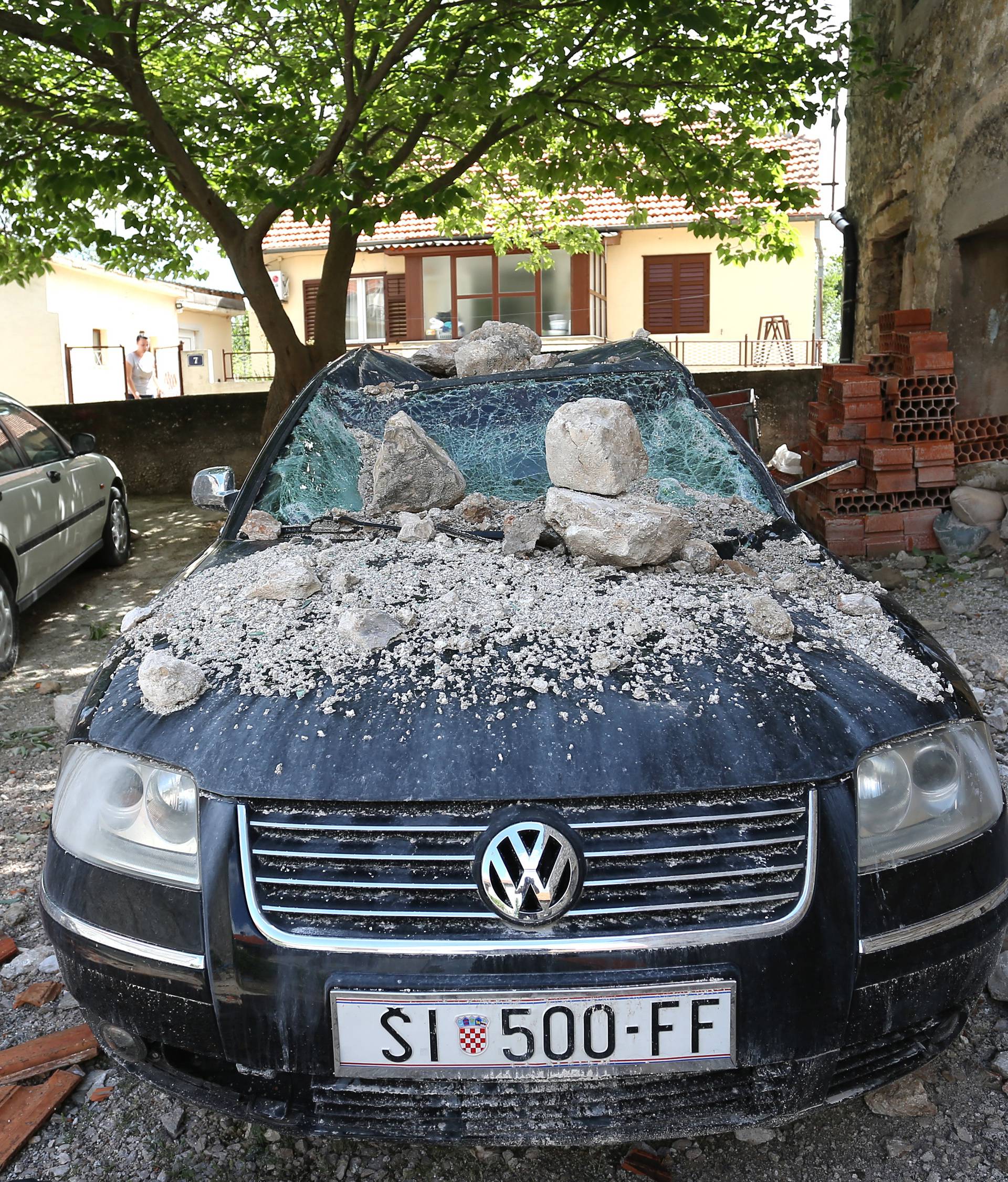 U kuću u Drnišu udario grom: 'Mislila sam da je pala granata'